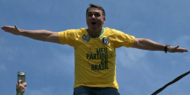 Présidentielle au Brésil : Flavio Bolsonaro, fils de l’ancien chef d’Etat d’extrême droite, devance Lula et l’affrontera au second tour
