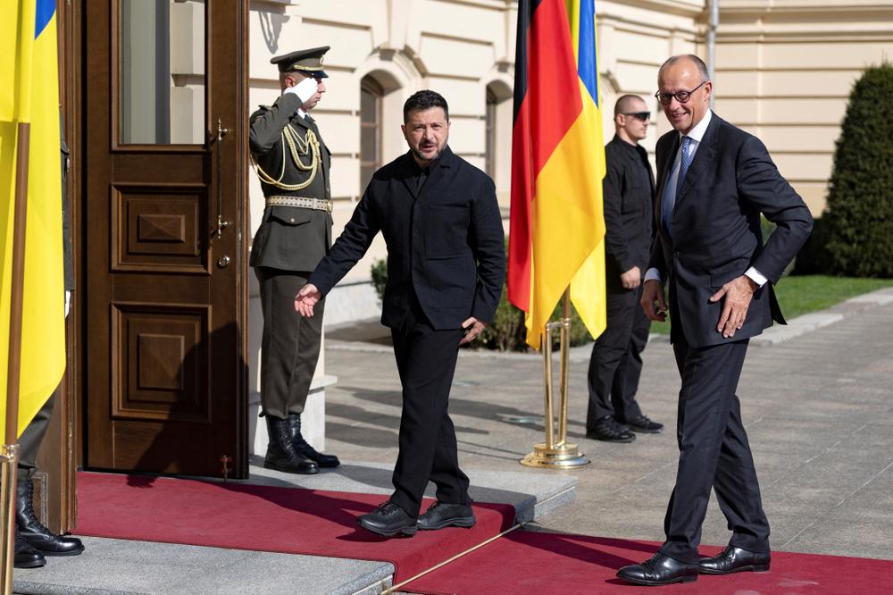Le président ukrainien Volodymyr Zelensky et le chancelier allemand Friedrich Merz, à Kiev, le 4 octobre 2026. - THOMAS PETER/REUTERS