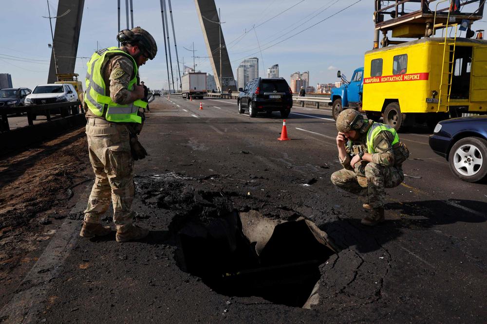 Après la frappe de drone russe sur le pont Pivnitchny de Kiev, le 4 octobre 2026. - MYKOLA TYMCHENKO/AFP