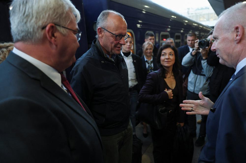 Le chancelier allemand, Friedrich Merz (au centre) aux côtés de la ministre de l’économie et de l’énergie, Katherina Reiche, lors d’une rencontre avec le ministre des affaires étrangères ukrainien, Andrii Sybiha, dans une gare de Kiev, le 4 octobre 2026 au matin. - ALINA SMUTKO/REUTERS
