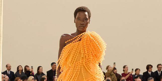 Chez Balenciaga et Loewe, des cocktails colorés pour le printemps-été 2027