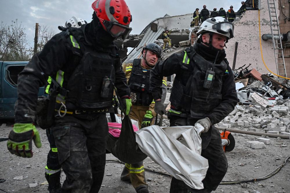 Des secouristes sur le site d’une frappe aérienne russe à Kharkiv (Ukraine), le 5 octobre 2026. - SERGEY BOBOK/AFP