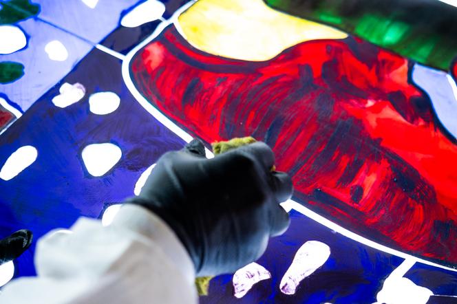 Espace consacré à la peinture des vitraux au sein de l’Atelier Simon-Marq, à Reims (Marne), le 7 septembre 2026.  - CAMILLE MILLERAND/DIVERGENCE POUR « LE MONDE »