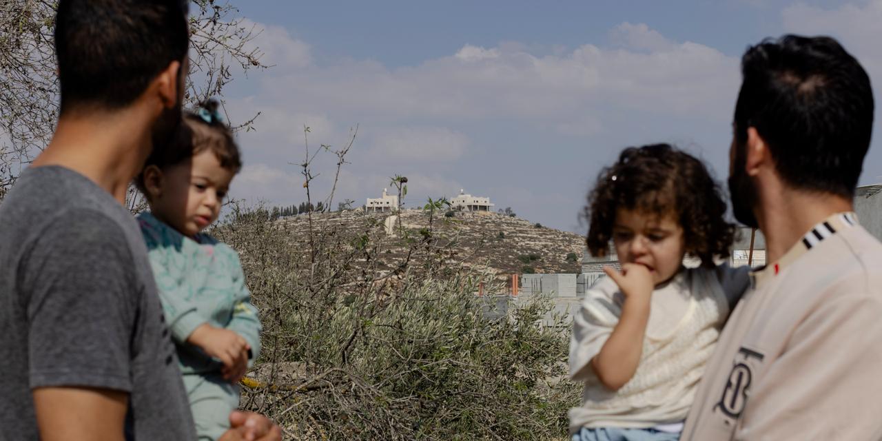 Jalud, Cisjordanie occupée, le 24 septembre 2026. Voici à gauche Wael, et son frère Khais Toubassi, dont les deux maisons, en haut de la colline ont été volées par les colons.