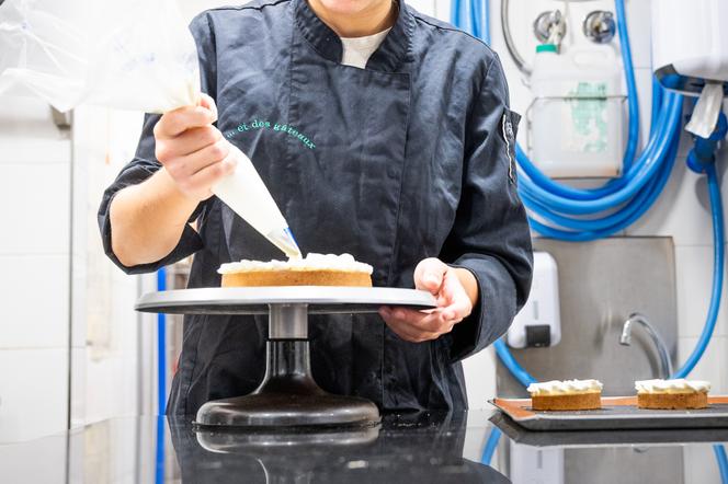 Pastry chef Apolline Jude, 24, in the bakery workshop where she worked, in Puteaux, on September 18, 2026. - CAMILLE MILLERAND/DIVERGENCE FOR LE MONDE