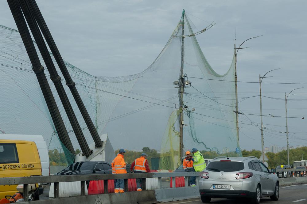 Installation de filets antidrones sur le pont Nord de Kiev, le 6 octobre 2026. - AFP