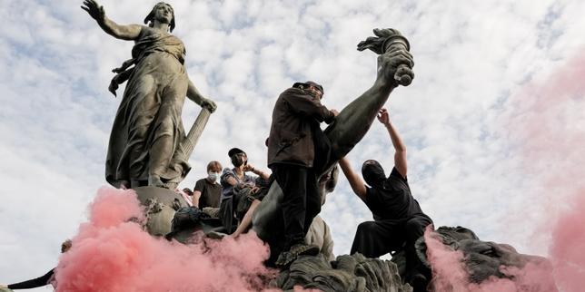 Hundreds of thousands demonstrate across France for better education