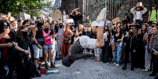 Z Kuşağı'nın özgün mizahı ve referansları lise ile üniversite protestocularını birleştiriyor