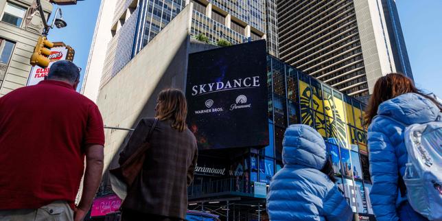Juste après avoir fusionné Paramount et Warner, David Ellison promet des licenciements pour financer son empire construit par endettement