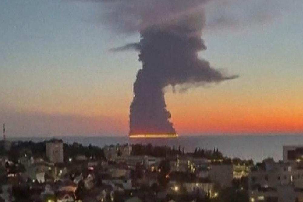 Cette capture d’écran d’une vidéo amateur obtenue par l’Agence France-Presse, le 6 octobre 2026, montre un incendie à bord d’un navire au large de Sotchi, en Russie. - AFP PHOTO/UGC