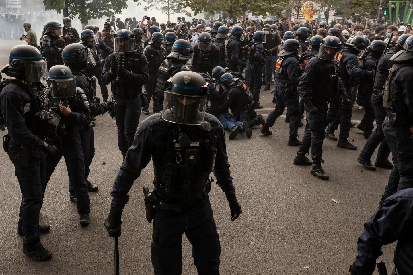 Nearly 6,900 people detained during French high school protests