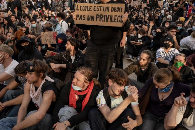 Des jeunes font un sit-in face aux policiers, sur la place de la Nation, à Paris, lors de la manifestation lycéenne, le 6 octobre 2026.  - ADRIENNE SURPRENANT/MYOP POUR « LE MONDE »
