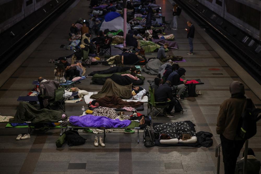 Des personnes se réfugient dans une station de métro lors d’une frappe de missile russe, à Kiev, le 7 octobre 2026. - ALINA SMUTKO/REUTERS