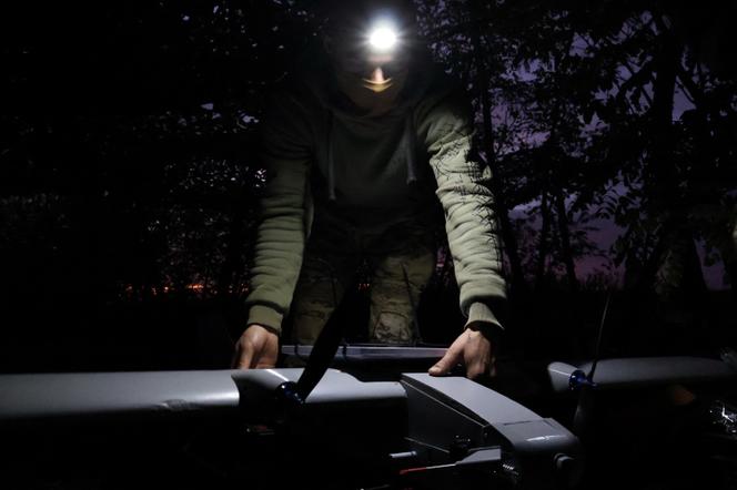Un militaire de la 65ᵉ brigade mécanisée indépendante des forces armées ukrainiennes prépare un drone de frappe à moyenne portée Darts avant de le lancer, en Ukraine, le 7 octobre 2026.  - FORCES ARMÉES UKRAINIENNES/VIA REUTERS