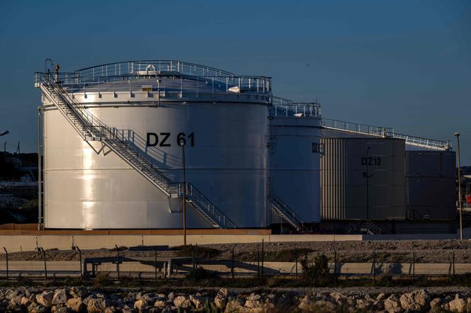 Des réservoirs de stockage à la raffinerie de pétrole de Lavéra, à Martigues (Bouches-du-Rhône), le 17 mars 2026. - MIGUEL MEDINA/AFP