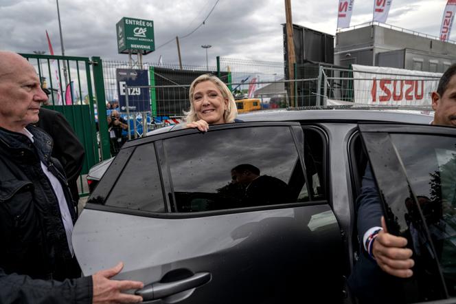 Marine Le Pen, candidate RN à l’élection présidentielle, à Cournon-d’Auvergne (Puy-de-Dôme), le 7 octobre 2026.  - BRUNO AMSELLEM/DIVERGENCE POUR « LE MONDE »
