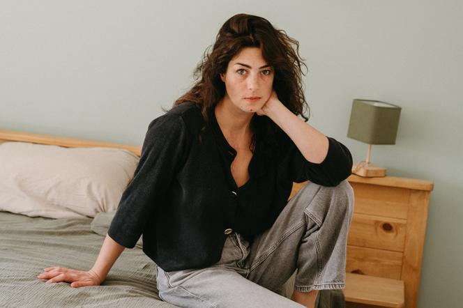 Sandra, 32 ans, greffée du cœur à l'âge de 17 ans, dans sa maison de La Sauve (Gironde), le 1ᵉʳ octobre 2026. - MARINE BURUCOA POUR « LE MONDE »