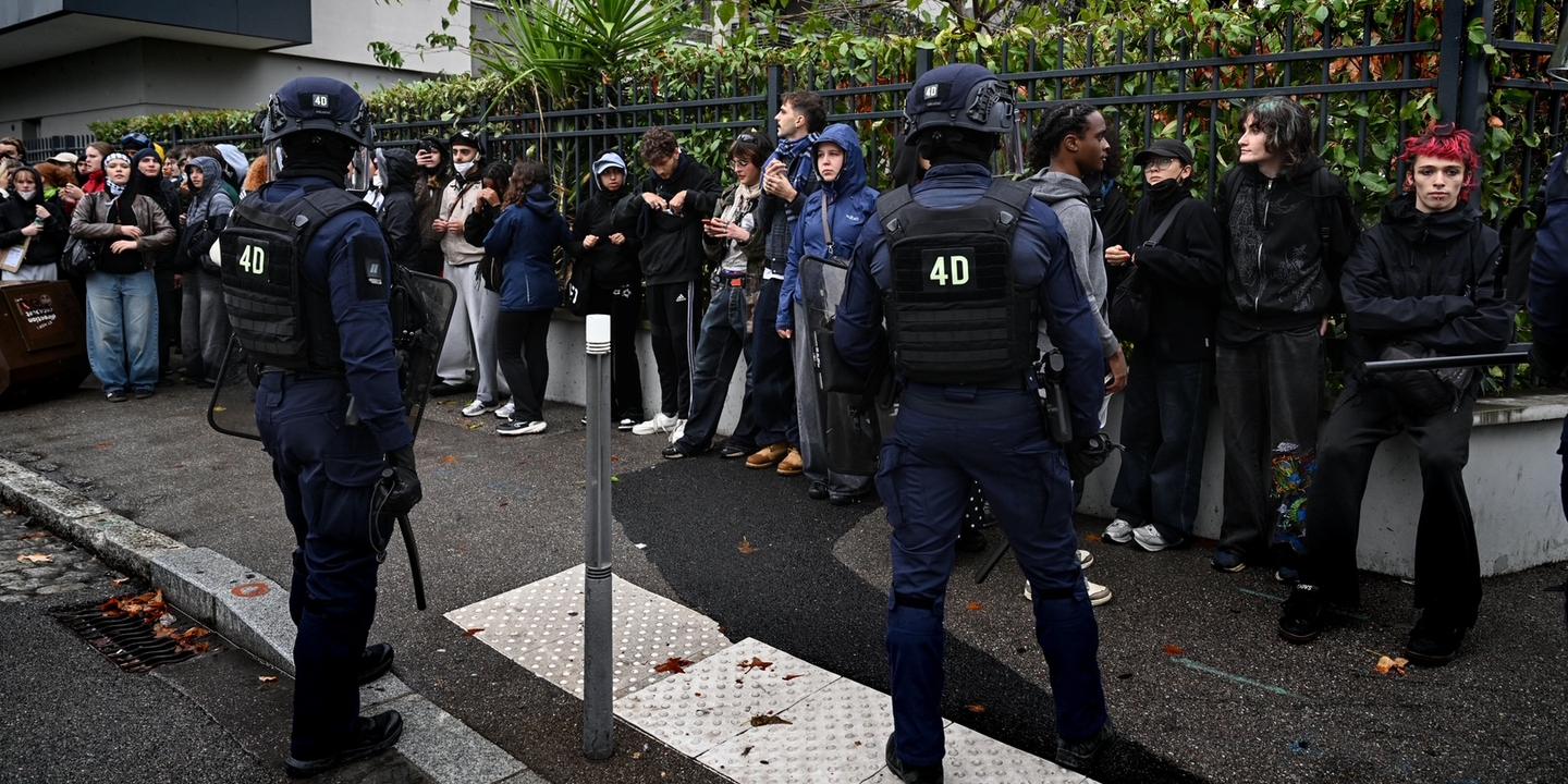 Entre dette record et manifestations lycéennes, la situation de la France intéresse bien au-delà de ses frontières