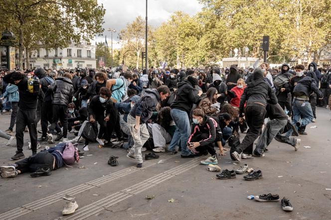 Des jeunes manifestants sont tombés et ont perdu leurs chaussures lors d’une charge de police, place de la Bastille, à Paris, le 9 octobre 2026.  - ADRIENNE SURPRENANT/MYOP POUR « LE MONDE »