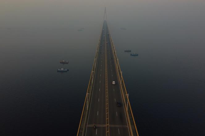 Le pont Jornalista Phelippe Daou est enveloppé par la fumée d’incendies de forêt à Manaus, dans l’Etat d’Amazonas (Brésil), le 9 octobre 2026. - EDMAR BARROS/AP
