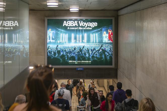 Affiche de promotion du spectacle « ABBA Voyage », à Londres, le 20 août 2025. - IAN MURRAY/IMAGEBROKER/MAXPPP