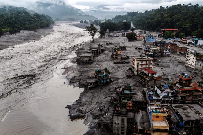 Des bâtiments endommagés et des maisons recouvertes de boue après les inondations dévastatrices survenues le 26 août 2026, près de la rivière Likhu, à Devighat, dans le district de Nuwakot, au Népal, ici le 30 août 2026. - ATHIT PERAWONGMETHA/REUTERS