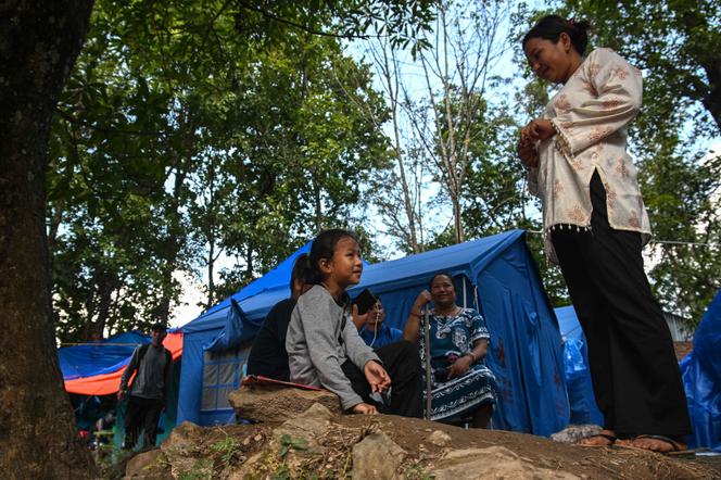 Des personnes déplacées près des tentes leur servant d’abris provisoires, situées en hauteur à Betrawati, dans le district de Nuwakot au Népal, le 1ᵉʳ octobre 2026. - PRAKASH MATHEMA/AFP