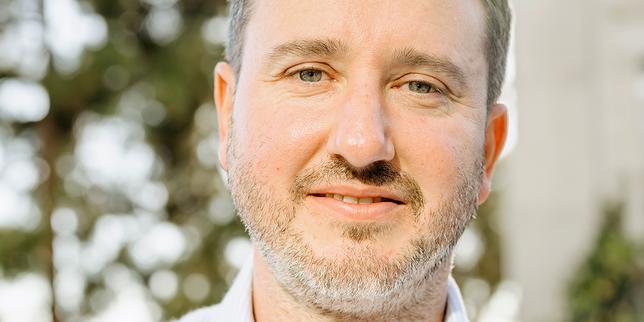 Kaliforniya'nın milyarderlerini vergilendirmek isteyen ekonomist Gabriel Zucman ile kampanya yolunda
