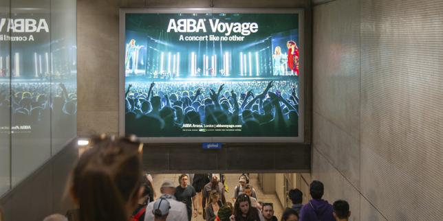 Affiche de promotion du spectacle «&nbsp;ABBA Voyage&nbsp;», à Londres, le 20&nbsp;août&nbsp;2025.