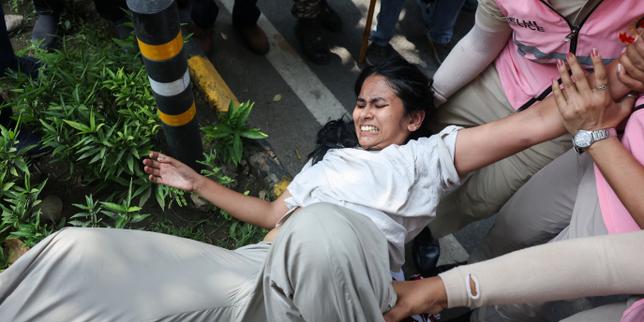 En Inde, les images de la répression du mouvement d’opposition, le Parti du peuple cafard
