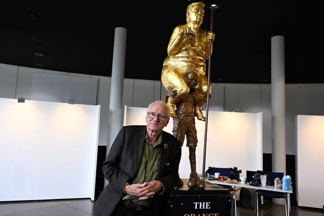 Jens Galschiøt et sa sculpture « The Orange Plague » au Parlement européen, à Strasbourg, le 7 octobre 2026. - PASCAL BASTIEN/AP/SIPA