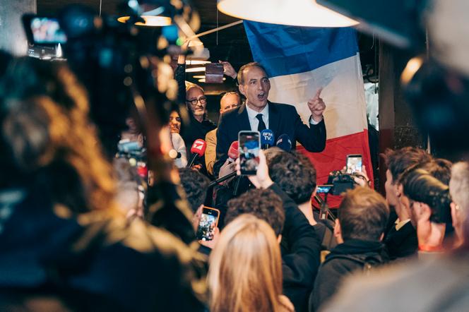 Raphaël Glucksmann, après sa victoire dès le premier tour de la primaire de la gauche sociale-démocrate, à Paris, 11 octobre 2026. - MARIE MAGNIN/DIVERGENCE POUR « LE MONDE »