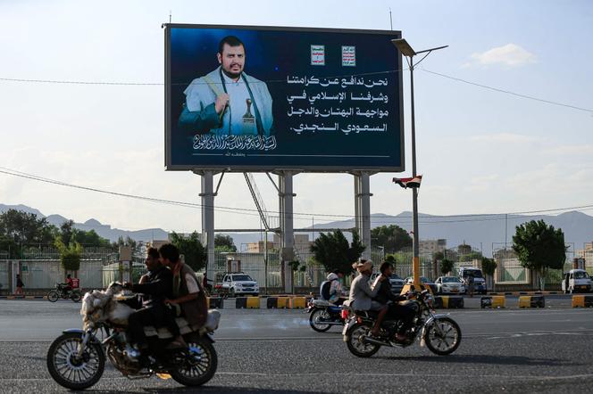 Un panneau d’affichage, sur lequel figure l’image du chef houthiste Abdel Malik Al-Houthi, à Sanaa, le 11 octobre 2026.  - MOHAMMED HUWAIS/AFP