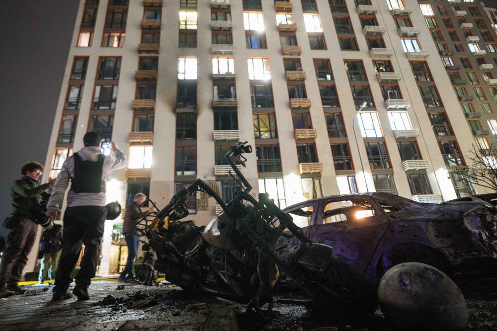 A Kiev, après une frappe de drone russe, le 12 octobre 2026. - EVGENIY MALOLETKA/AP PHOTO