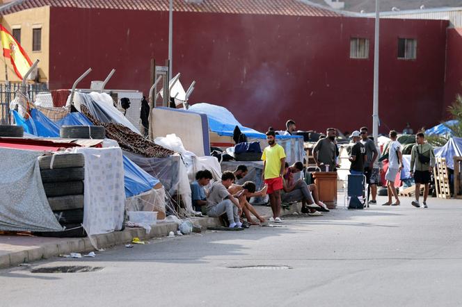 Des migrants dans un camp de fortune près de la frontière hispano-marocaine, dans la ville autonome de Ceuta, le 11 octobre 2026. - THOMAS COEX/AFP