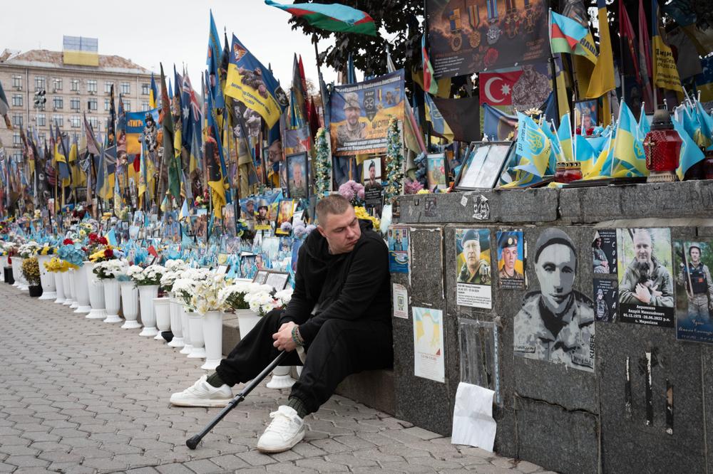 Un ancien combattant ukrainien, devant un mémorial improvisé pour les soldats ukrainiens tués dans la guerre contre la Russie, à Kiev, le 12 octobre 2026. - EFREM LUKATSKY/AP