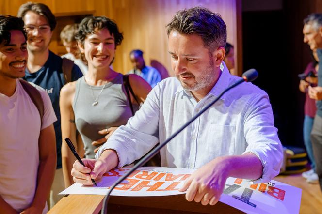 Gabriel Zucman en séance de signature à la fin de la conférence sur la proposition 40 organisée à Berkeley (Californie), le 29 septembre 2026. - IAN BATES POUR M LE MAGAZINE DU MONDE
