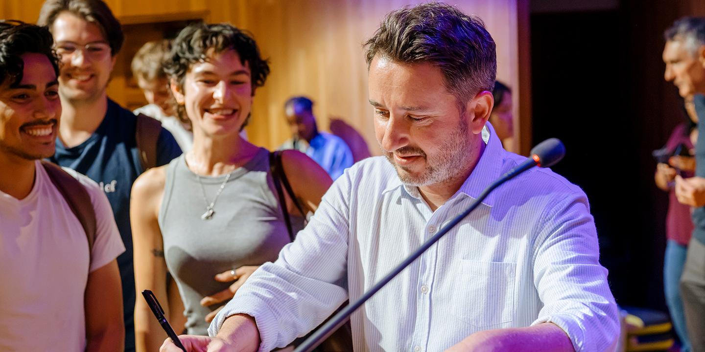 En Californie, la tournée au pas de course de Gabriel Zucman pour taxer les milliardaires