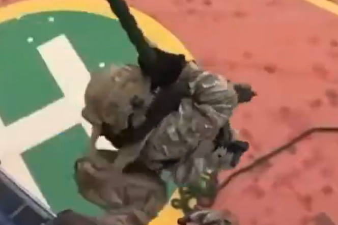 Hélitreuillage de l’équipe de visite à bord du navire contrôlé dans l’océan Indien, au sud de La Réunion, le 12 octobre 2026. Capture d’écran d’une vidéo.