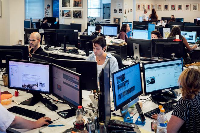 Editeurs et secrétaires de rédaction du journal « Haaretz » au travail, le 27 septembre 2026. - LUCIEN LUNG/RIVA PRESS POUR M LE MAGAZINE DU MONDE