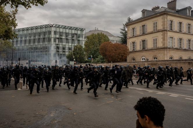 Pendant une charge policière, à Paris, le 13 octobre 2026. - ADRIENNE SURPRENANT/MYOP POUR « LE MONDE »