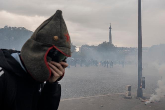 Sur la place Vauban, devant les Invalides, à Paris, France, lors de la manifestation lycéenne du  13 octobre 2026. - ADRIENNE SURPRENANT/MYOP POUR « LE MONDE »