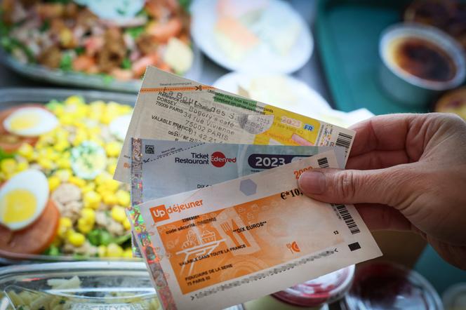Des titres-restaurant, à Paris, le 15 novembre 2023. - ALAIN JOCARD/AFP
