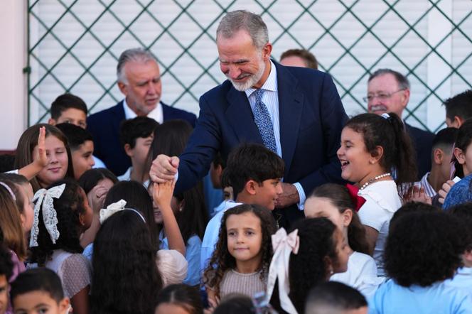 Le roi Felipe VI d’Espagne salue les élèves de l’école publique Vicente-Aleixandre lors de sa visite dans l’enclave espagnole de Ceuta, le 13 octobre 2026. - MANU FERNANDEZ/AP