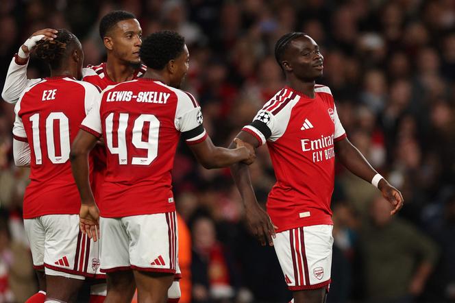 Bukayo Saka (à droite) célèbre le troisième but d’Arsenal face à Lille (3-0), à Londres, le 13 octobre 2026, lors de la deuxième journée de la phase de poule unique de la Ligue des champions. - ADRIAN DENNIS/AFP