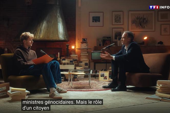 Gaspard G et Raphaël Glucksmann lors de l’émission « Raphaël Glucksmann face à ses dossiers », sur la chaîne YouTube Gaspard G, en partenariat avec TF1 Info, diffusée le 11 octobre 2026. - GASPARD G/YOUTUBE