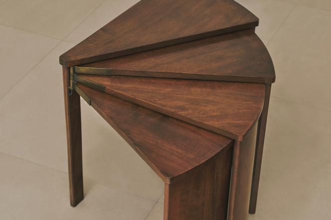Table basse Eventail » (1924), en bois de noyer, de Pierre Chareau. - MATHILDE HILEY/GALERIE MAXIME FLATRY