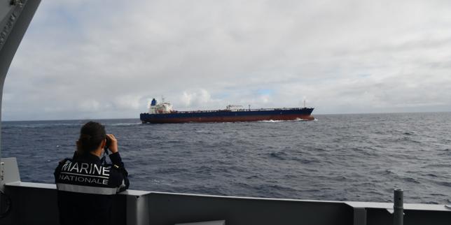 Les images de l’arraisonnement d’un pétrolier au sud de La Réunion, soupçonné par la France d’appartenir à la flotte fantôme russe