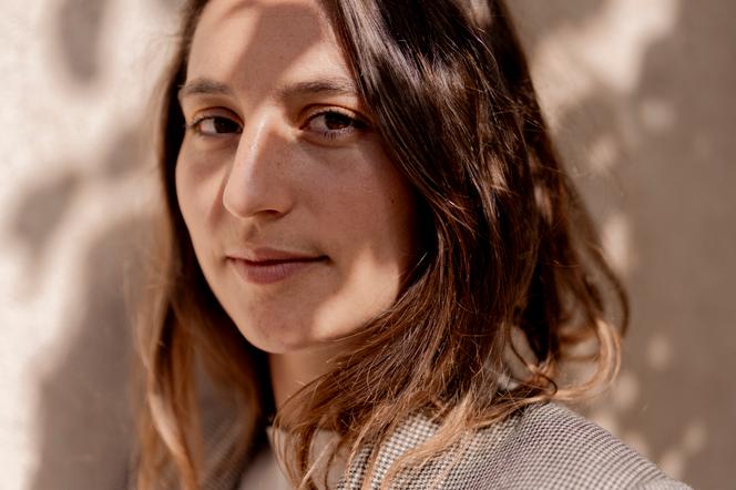 Adèle Yon, lors de sa résidence au 3 bis f, à Aix-en-Provence, en octobre 2026. - AGNÈS DHERBEYS/MYOP POUR M LE MAGAZINE DU MONDE