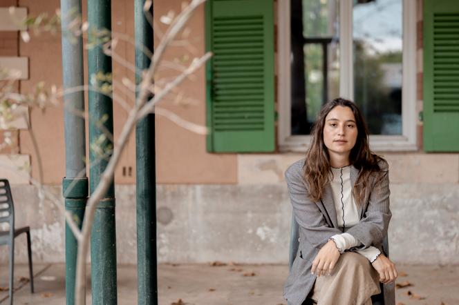 Adèle Yon, pendant sa résidence au 3 bis f – Centre d’arts contemporains, à Aix-en-Provence (Bouches-du-Rhône), en octobre 2026.  - AGNÈS DHERBEYS/MYOP POUR M LE MAGAZINE DU MONDE